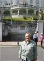 21 Johanna in front of Radium Palace small